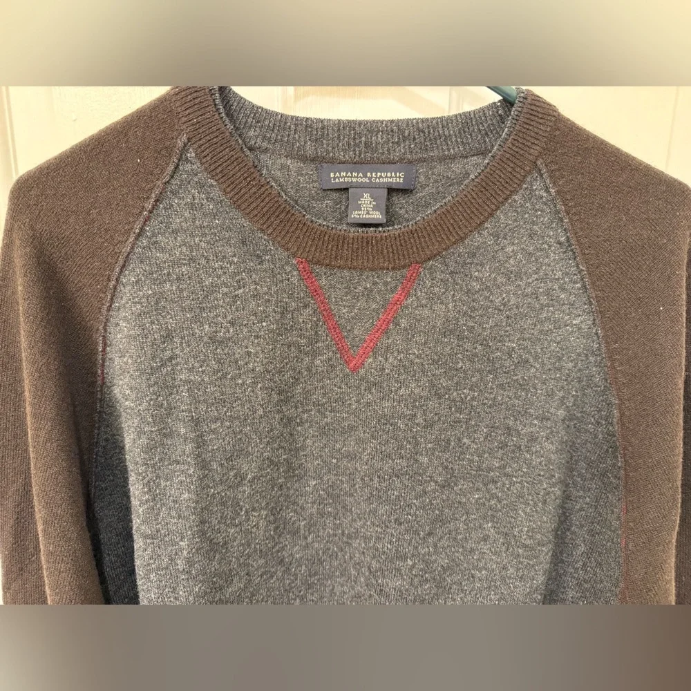 🍌 Men’s XL Banana Republic Gray & Brown Crewneck Sweater w/ Maroon Stitching 🍌
